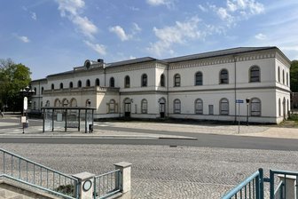 Crimmitschau: Investoren aus Dresden wollen Ärzte in den Bahnhof locken - Der seit vielen Jahren leerstehende denkmalgeschützte Bahnhof Crimmitschau soll zu einem Gesundheitsbahnhof umgebaut werden. Die Investoren aus Dresden haben damit eine alte Idee wieder aufleben lassen.