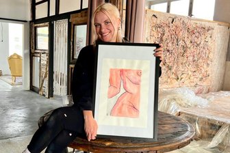 Crimmitschau: Junge Malerin setzt gern dralle nackte Frauen in Szene - Jessi Weigel in ihrem Atelier in Crimmitschau, wo die Zwickauerin nach der Arbeit oder am Wochenende die nötige Ruhe findet, um sich ihren Projekten zu widmen. Inspiration holt sich die gebürtige Erzgebirgerin in Museen.