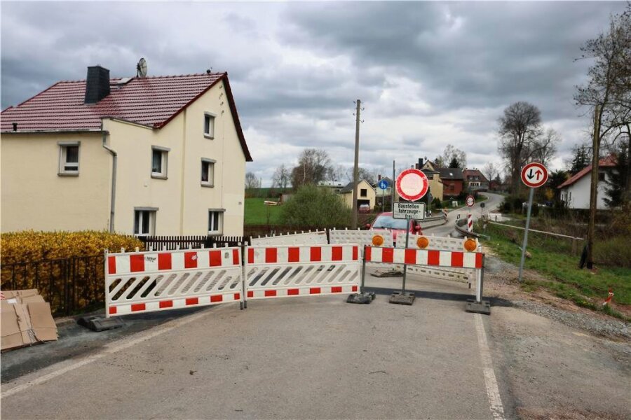 Crimmitschau: Kanal- und Brückenbauer sorgen für mehrere Straßensperrungen - Im Ortsteil Frankenhausen muss die marode Brücke über die Pleiße abgerissen und durch einen Neubau ersetzt werden. 