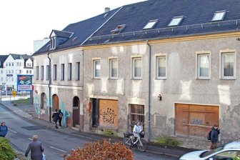 Crimmitschau kauft erste Schrottimmobilie an der Jakobsgasse: „Ich hoffe, dass das kein Einzelfall bleibt“ - Sobald die drei Schrottimmoblien nahe dem Mannichswalder Platz verschwunden sind, will die Stadt den Straßenabschnitt inklusive Mini-Fussweg erheblich verbreitern.