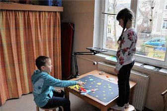 Crimmitschau: Kinder drehen einen Trickfilm - Lias und Lina während des Trickfilm-Projekts in der Kita der "Kinderarche" in Crimmitschau.