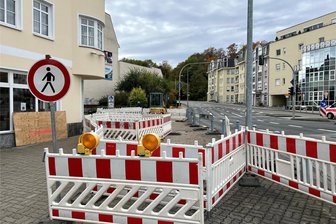 Crimmitschau: Letztes Stück der Fußgängerzone wird schick gemacht - Am Ende der Silberstraße nahe dem Mannichswalder Platz in Crimmitschau wird die Fußgängerzone auf Vordermann gebracht. Zuerst müssen Kanal- und Trinkwasserleitungen ausgewechselt werden. Erst dann schließen sich die Pflasterarbeiten an.