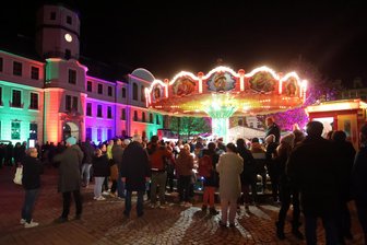 Crimmitschau leuchtet wieder: Einkaufsbummel mit Lampions, Karussell und Glühwein - Die Händler locken am Freitagabend wieder in die Crimmitschauer Innenstadt.