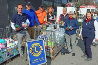 Crimmitschau: Lions-Club stellt Tafel-Aktion auf die Beine - Der Lions-Club war erst im April des Vorjahres vor dem Edeka-Markt in Crimmitschau mit der Aktion im Einsatz.