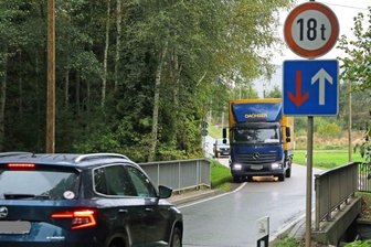 Crimmitschau macht sich für neue Zufahrt auf die A 4 stark - Die Brücke über den Paradiesbach ist im Waldsachsener Weg für den Fahrzeugverkehr ein Nadelöhr. Daher fordern die betroffenen Kommunen schon länger den grundhaften Ausbau dieser Straße, die die Gewerbegebiete in Crimmitschau und Meerane miteinander verbindet.