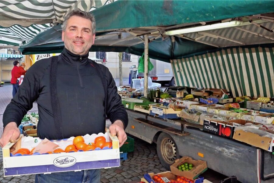 Crimmitschau: Marktgilde überrascht Wochenmarktbesucher - Obsthändler Thomas Nobis aus Stollberg kommt seit vielen Jahren zum Wochenmarkt nach Crimmitschau. 