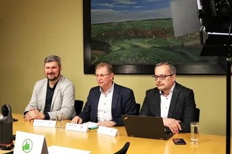 Crimmitschau: Mehr als 20 Fragen bei der ersten Online-Bürgersprechstunde - OB André Raphael (M.) beantwortete mit den Amtsleitern Stefan Aurich (l.) und Götz Müller die Fragen der Einwohner.