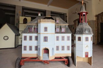 Crimmitschau: Miniaturen von Kirche und Rathaus kommen unter den Hammer - Das Rathaus auf Rädern: Am Mittwoch soll das neun Jahre alte Modell versteigert werden.