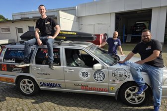 Crimmitschau: Mit „Schwedenpanzer“ 8000 Euro für Vereine gesammelt - Toni Dorendorf (l.) und Peter Weiland (r.) mit ihrem 25 Jahre alten Volvo V70, den Björn Fischer für die Tour aufmotzte. Ab 22. Juni geht es damit durch neun Länder. Dabei müssen verschiedene Aufgaben gelöst werden.