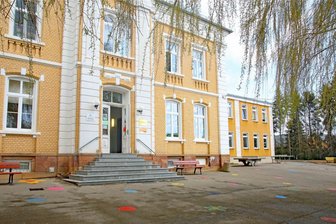 Crimmitschau: Mitte Juni rücken Bagger zur Schule in Blankenhain an - Crimmitschau beginnt im Juni mit der Neugestaltung des südlichen Außengeländes der Grundschule Blankenhain.