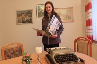 Crimmitschau: Nach 70 Jahren ist Flora-Marie die erste Auszubildende in der Wohnungsgenossenschaft - Auszubildende Flora-Marie Senjic kümmert sich in der Begegnungswohnung an der Bebelstraße mit um das Programm für die Genossenschaftsmitglieder.