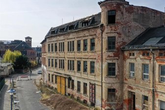 Crimmitschau: Nachbarn ärgern sich seit Jahren über Schandfleck - Seit mehreren Jahren schon leben vor allem die Anwohner der Gablenzer Straße und Auenstraße mit dieser Schrottimmobilie. Aus Sicherheitsgründen hat Stadt die dortige Straße für den Verkehr komplett dicht gemacht. Nur Fußgänger dürfen den Bereich passieren.