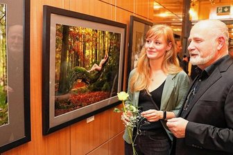 Crimmitschau: Nackte Tatsachen im Stadttheater - Sabine Weber (vorn links) wurde von Fotograf Dirk Salomon (rechts) zu verschiedenen Jahreszeiten nackt im Wald abgelichtet. Die so entstandenen Bilder sind jetzt in der Kleinen Galerie in Crimmitschau zu sehen.
