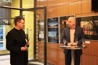 Crimmitschau: Neue Ausstellung zeigt Fotos von Wetterphänomenen - Ausstellungsleiter Lutz Hanzig (li.) mit dem Meteorologen Thomas Globig, der die Laudatio hielt.