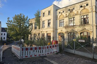 Crimmitschau räumt auf: Abriss der Hausruine Lindenstraße 3 bringt Lärm, Dreck – und mehr Sicherheit für Schüler - Wegen der Abrissarbeiten wird die Lindenstraße in diesem Bereich halbseitig gesperrt.
