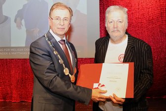 Crimmitschau rückt bei Sportlerauszeichnung die Ehrenamtler in den Mittelpunkt - Matthias Kunz (rechts) ist eines der Urgesteine beim ETC Crimmitschau - egal ob als Spieler, Trainer oder Schiedsrichter. Sein jahrzehntelanges Engagement wurde jetzt von Crimmitschaus Oberbürgermeister André Raphael (links) gewürdigt.