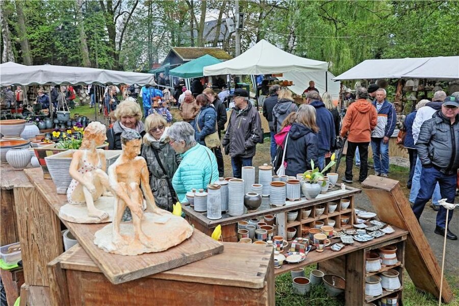 Crimmitschau: Rund 60 Töpfereien präsentieren ihr Handwerk an den Gablenzer Teichen - Zum Töpfermarkt in Gablenz ist immer dichtes Gedränge. 