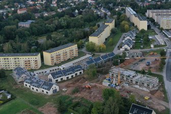 Crimmitschau: Schicke kleine Häuschen zwischen Plattenbauten – Nicht alle Anlieger sind davon begeistert - Blick auf die im Bau befindlichen 36 Reihenhäuschen an der Bebel-/Westbergstraße in Crimmitschau. Auch der Bauträger spricht von einer erheblichen Aufwertung der Plattenbausiedlung am Rande der Stadt.