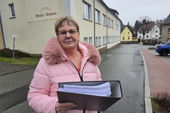 Crimmitschau: Sie packt fürs Dorftheater einen Bordellmord und betrunkene Polizisten in eine Story - Marion Fengler vor dem ehemaligen Gasthof "Weißer Schwan" in Langenreinsdorf, der bald zum Vereinshaus umbenannt werden soll. Dort werden die insgesamt acht Vorstellungen des Stücks „Einer gibt den Löffel ab“ gezeigt.