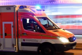 Crimmitschau: Smart rutscht in Lkw - Fahrer schwer verletzt -