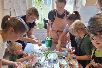Crimmitschau: Sommerabend-Dinner erlebt Premiere im Kinderhaus - Gemeinsam wurde alles für das Sommerabend-Dinner vorbereitet.