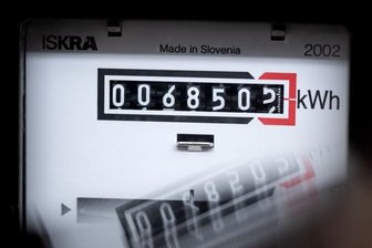 Crimmitschau spürt die Stromfresser auf - Crimmitschau will mit 30 städtischen Häusern 2026 klimaneutral sein - Symbolbild eines Stromzählers