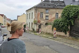 Crimmitschau startet Abriss der Eckhausruine an der Petersstraße: „Es wird Zeit, dass das alte Ding verschwindet“ - Nachbarin Kristin Hartmann ist froh, dass dieser Schandfleck an der Petersstraße verschwindet.