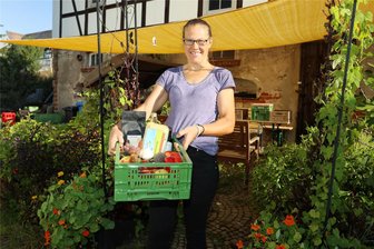 Crimmitschau: Statt Kuchen gibt‘s als Pausensnack Obst und Gemüse - Simone Walther hat die Kisten für ihre Kunden gepackt. Das Obst-, Kräuter- und Gemüsesortiment wird auf Wunsch mit Produkten regionaler Anbieter für Milch- und Käseerzeugnisse, Wurst, Fleisch und Backwaren ergänzt. Dafür nutzen die Rudelswalder ein umfangreiches Netzwerk.