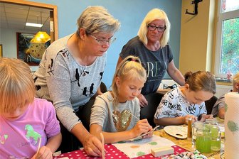 Crimmitschau: Steht der Jugendclub „Alte Feuerwehr“ vor dem Aus? - In den Ferien kommen oft Kinder in den Jugendclub „Alte Feuerwehr“. Betreuerin Sabine Sprotte (r.) kümmert sich mit Daniela Lellwitz um die Hortkinder der Kita „Brummkreisel“. Hier schauen sie Layla (Mitte) über die Schulter.
