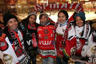 Crimmitschau: Studentinnen aus Manila schwärmen vom Eishockeyspiel - Vier junge Frauen von den Philippinen haben am Wochenende den Eishockeysport für sich entdeckt. Mercy, Irene, Gastgeberin Christin Schubert, die die Studentinnen eingeladen hat, sowie Lurame und Annika (von links) freuten sich über den Sieg der Crimmitschauer Eispiraten.