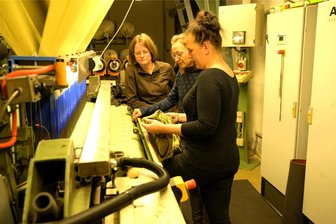 Crimmitschau: Textilhersteller hält am Umzug ins Museum fest - STW-Geschäftsführerin Peggy Wunderlich (r.), hier im Gespräch mit Susanne Knoth (l.) und Magdalena Götze, verbindet mit dem Umzug in die Gebäude des Crimmitschauer Textilmuseums große Vorteile. Erst kürzlich erledigte das Team einen großen Auftrag für das Nationaltheater in München: eine textile Wandbespannung.