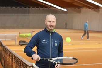Crimmitschau trauert und hofft auf ein Wunder für den Sportpark: „Wichtig ist, dass es hier weitergeht“ - Tennis-Landestrainer Sascha Ruppert trainiert in Crimmitschau regelmäßig mit mehreren Jugendlichen. Er ist sehr daran interessiert, dass der Sportpark erhalten bleibt.