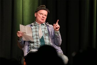 Crimmitschau: Uwe Steimle kommt mit „Geduld und Spucke“ - Umstritten: Uwe Steimle als Günther Zieschong bei einem seiner früheren Auftritte im Kulturzentrum „Goldne Sonne“ in Schneeberg.