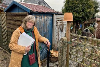 Crimmitschau: Verband setzt 72-jährige Kleingärtnerin vor die Tür - Sigrid Winkler während der Zwangsräumung vor ihrem Kleingarten. Die 72-Jährige gibt die Hoffnung nicht auf, hofft trotz der Aktion immer noch auf eine Lösung. So könnte zum Beispiel ihr Lebensgefährte als Nachpächter eingesetzt werden.