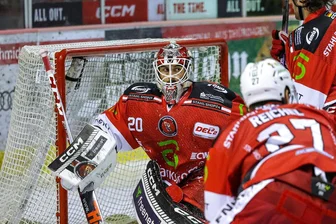 Crimmitschau verliert 3:5 in Regensburg: Zum Start der Halbfinalserie fehlen den Eispiraten die Kraft und die Ideen - Die Scheibe ist am Donnerstag insgesamt fünfmal im Kasten von Eispiraten-Keeper Christian Schneider (hier in einem früheren Spiel) gelandet.