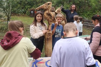 Crimmitschau: Viertklässler holen sich Glauchauer Künstler ins Haus - Viertklässler der Crimmitschauer Käthe-Kollwitz-Grundschule beim Kunstprojekt mit Bildhauer Silvio Ukat aus Glauchau.