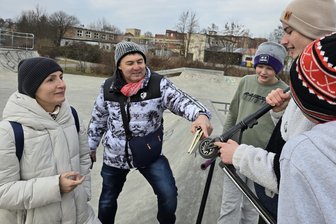 Crimmitschau: Warum die Streetworker vor allem am Schützenplatz im Einsatz sind - Die Streetworker Walentina Hamidulla und Holger Heine (Mitte) sind oft an der Skateranlage am Schützenplatz in Crimmitschau unterwegs. Für die Schüler Lenn, Quentin und Leon (v. l.) sind beide längst wichtige Gesprächspartner.