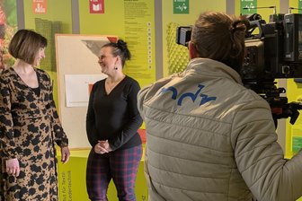 Crimmitschau: Warum ein Drehteam in der Tuchfabrik unterwegs war - Die beiden Fachfrauen Anke Pfau (l.) und Peggy Wunderlich standen in den Interviews Rede und Antwort.