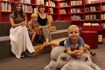 Crimmitschau: Warum es in der Stadtbibliothek ein Nilpferd gibt - Fabienne Beyrer, Anton und Franziska Jutzas sowie Arthur Raphael mit dem Maskottchen Schocki in der Kinderecke.