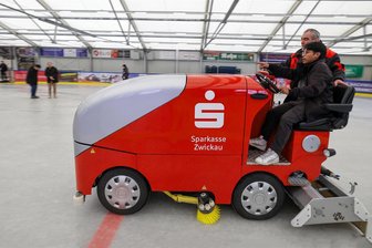Crimmitschau: Warum Gäste aus Malaysia eine „Fahrstunde“ auf der Eismaschine absolvieren - Ammer Shangi ist eine Runde auf der Eismaschine mit Lutz Höfer gefahren.