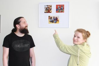 Crimmitschau: Warum in einer Ausstellung Fotos mit einem Plüsch-Biber gezeigt werden - Daniel Beck und Wohnbereichsleiterin Annett Börner erklären Gästen die Bedeutung der Fotos.