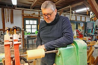 Crimmitschau: Warum in einer Drechslerei schon an Ostern gedacht wird - Knut Kirsche in seiner Drechslerei am Carolaplatz in Crimmitschau bei der Arbeit an einer Drehbank. Hier entstehen seit dieser Woche wieder Figuren für das Osterfest in der zweiten Aprilwoche 2023.