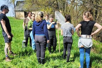 Crimmitschau: Warum Leute am Paradiesbach unterwegs sind - Wie steht es um den Paradiesbach? Das haben Interessierte am Samstag vor Ort untersucht.