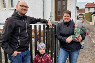 Crimmitschau: Warum sich eine junge Familie um die Zukunft ihrer Siedlung kümmert - Fühlen sich in der Kirschbergsiedlung gut aufgehoben: Marcel Debray mit Ehefrau Julia und den beiden Kindern. Das Paar hat viele Vorschläge, die in den Umbau der Quartiere einfließen sollten. Auf der Website des Diplom-Informatikers kann das Sammelsurium nachgelesen werden.