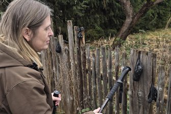 Crimmitschau: Warum weggeworfene Hundekotbeutel plötzlich am Gartenzaun hängen - Hundekotbeutel an einem Zaun am Rothenmühlweg in Crimmitschau: Simone Tauber versteht nicht, warum einige Hundehalter die Hinterlassenschaften ihrer Vierbeiner nicht mit nach Hause nehmen und dort entsorgen.