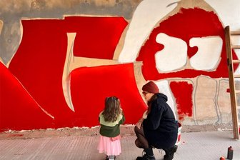 Crimmitschau: Was das Eigentümer-Duo mit dem Fabrikkomplex am Nordverbinder noch alles vorhat - Passanten haben sich die am Wochenende geschaffenen Graffiti-Wandbilder spontan angesehen. Künftig sollen auf dem Fabrikgelände mehrere Plätze entstehen, die regelmäßig von Gruppen für Graffiti-Workshops genutzt werden können.
