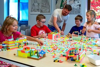 Crimmitschau: Was die Grundschule mit dem Lego-Projekt erreichen will - Auch wenn die Zweitklässler selbstständig ihre Stadt bauen, gibt Experte Uwe Fischer den einen oder anderen Hinweis.