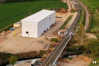 Crimmitschau: Was passiert unter der weißen Schutzhülle im Ortsteil Frankenhausen? - Schon von weitem ist die riesige weiße Schutzhülle in der Ortschaft Gosel zu sehen.