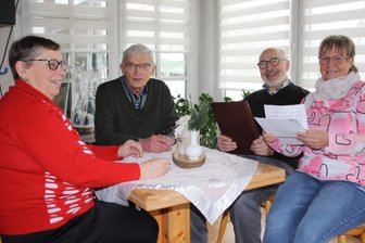 Crimmitschau: Was Senioren aus Langenreinsdorf auf die Beine stellen - Sie lenken die Geschicke des Langenreinsdorfer Seniorenclubs: Christa Jakob, Michael Phillip, Reinhard Erdmann und Marion Fengler (v. l.). Die Vereinschefin Hannelore Stiller konnte krankheitsbedingt an dem Treffen nicht teilnehmen.