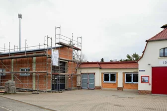 Crimmitschau: Weitere Aufträge für Feuerwehrdepot in Frankenhausen vergeben - Die Arbeiten für die neue Fahrzeughalle (links) sind weit vorangeschritten.